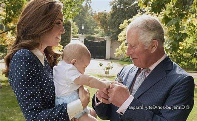 Принц Чарльз с Кейт Миддлтон и принцем Луи