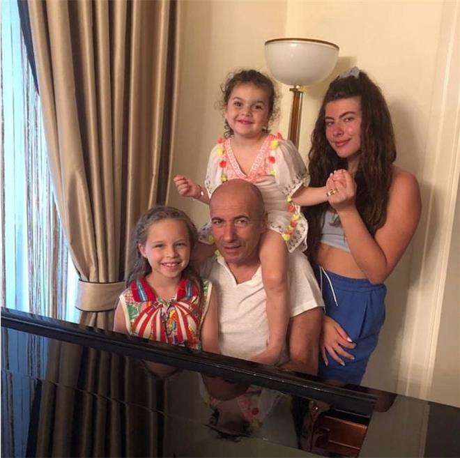 Игорь Крутой с внучками
