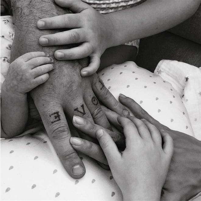 Робби Уильямс показал фото новорожденной дочки Колетт