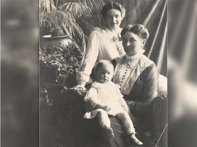 Маленькая Ингрид Бергман со своей мамой и бабушкой