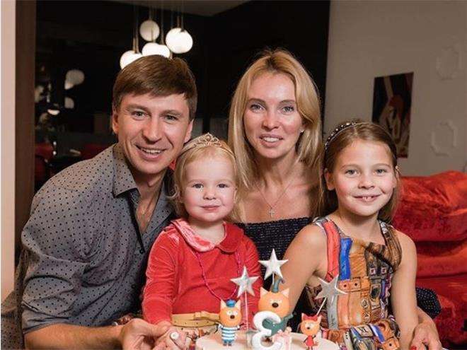 Алексей Ягудин и Татьяна Тотьмянина с дочками