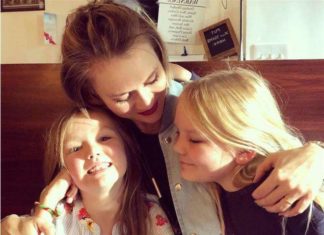 Три покоління блондинок: Марія Машкова поділилася знімком з мамою і доньками