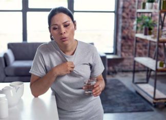 Симптоми дефіциту естрогену у жінок в менопаузу і у молодих дівчат