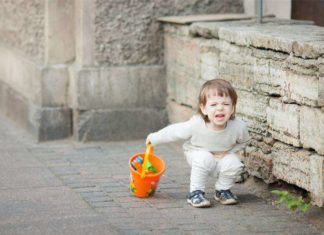 Чому болить живіт внизу ліворуч у дитини?