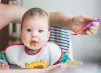 Як навчити дитину їсти ложкою самостійно