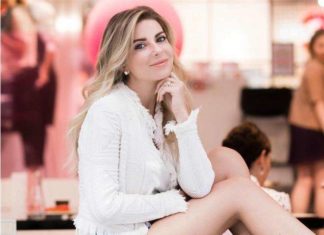 Галина Юдашкіна показала, як допомагає бабусі на грядках її молодший син