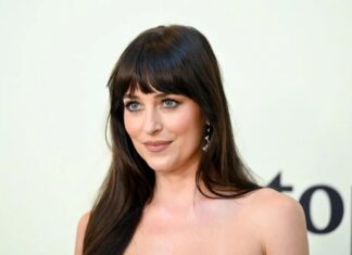 Дакота Джонсон випромінює впевненість у сміливій червоній мінісукні для Valentino