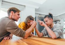 Як боротися з суперництвом між братами та сестрами: посібник для батьків