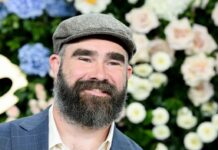 Любимая часть Хэллоуина Джейсона Келси с детьми — это не то, что вы ожидаете — это даже смешнее