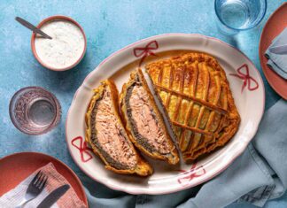 Лосось Веллінгтон: святкова страва, яка конкурує з яловичиною