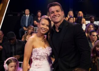 Грейс Ірвін приміряла лиходійку в смарагдовій сукні