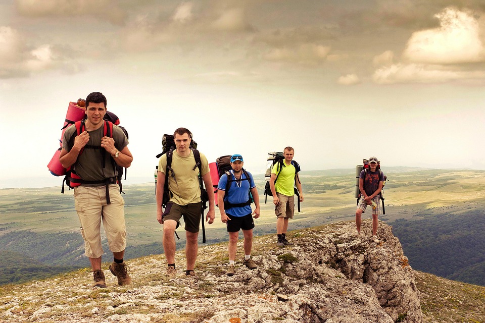 турист в зимовому одязі в горах
