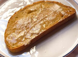 Секрет Найгелли Лоусон: Чому подвійне масло — це тост, який вам потрібен