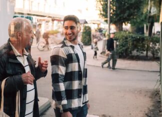 Скорочуючи розрив: 6 питань для зміцнення відносин зі старшими родичами