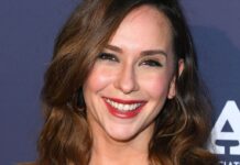 Дженніфер Лав Х’юїтт Відзначає 47-й День Народження, Відображаючи Реальність Без Макіяжу