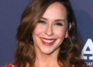 Дженніфер Лав Х’юїтт Відзначає 47-й День Народження, Відображаючи Реальність Без Макіяжу