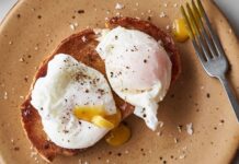 Майже яйця в молоці для більш кремового смаку та бонусної рикотти