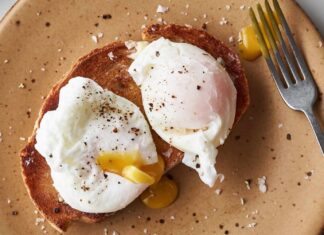 Майже яйця в молоці для більш кремового смаку та бонусної рикотти