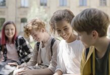 Вплив однолітків на підлітків: Найкращі друзі проти популярних хлопців