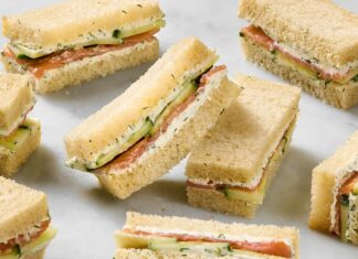 Sanduíches de chá de salmão defumado e pepino: um clássico refinado