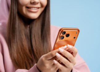 Розшифровка цифрового діалекту: найпопулярніші текстові абревіатури в Америці