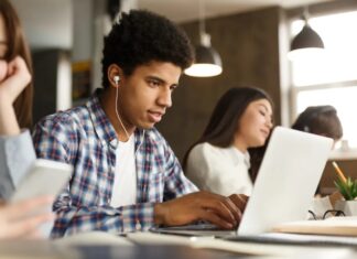 De gamificatie van trauma: waarom middelbare scholieren ‘Five Nights at Epstein’s’ spelen