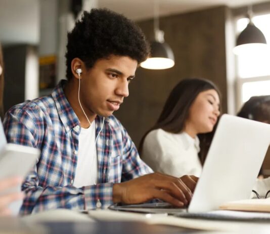 Гейміфікація травми: чому учні середніх шкіл грають у «П’ять ночей у Епштейна»