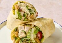 Завертки с курицей и соусом Цезарь: быстрый рецепт без сырых яиц