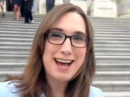 Kdo by měl hrát Sarah McBride v životopisném filmu