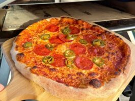 Досить гріти духовку. Готуйте піцу на вугіллі 🍕