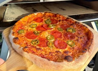 Досить гріти духовку. Готуйте піцу на вугіллі 🍕