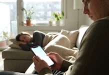 Чому стеження за телефоном партнера руйнує довіру швидше, ніж брехня